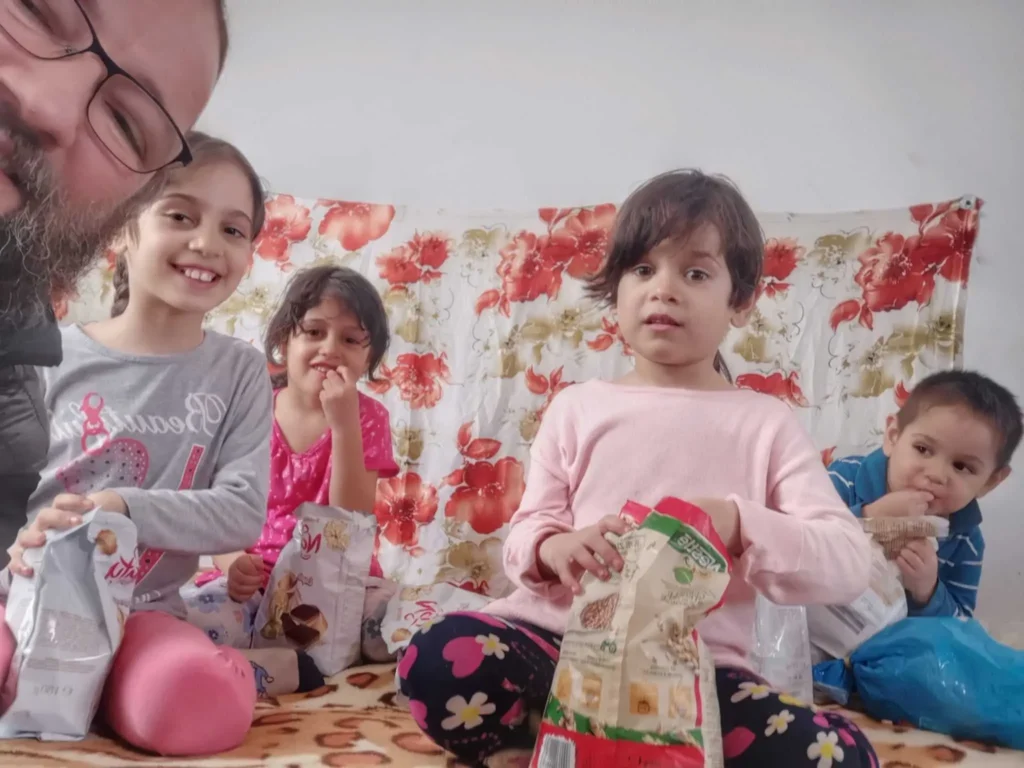 Părintele Dan Damaschin mai are de îmbrăcat aproape 5.000 de copii din familii numeroase