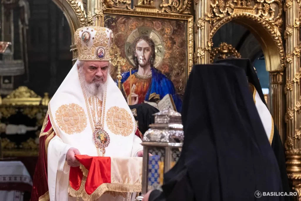Patriarhul Daniel, la primirea Sfintei Lumini: Să ne ajute Dumnezeu s-o purtăm în suflete și să o răspândim