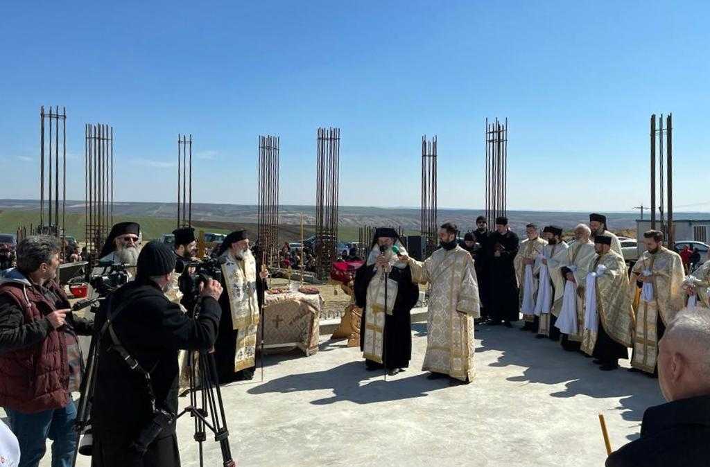 PS Ignatie la aşezarea pietrei de temelie pentru o nouă mănăstire: Venim la biserică să dobândim un nou mod de viață, în Hristos