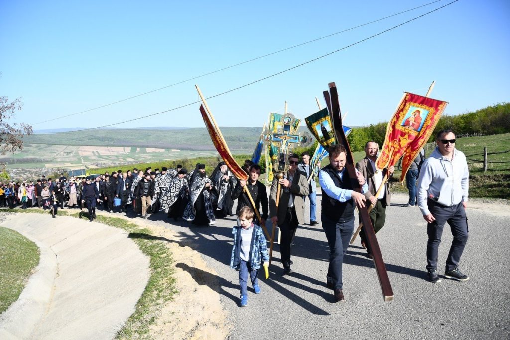 Procesiunea „Drumul Crucii” la Mănăstirea Hadâmbu în Sfânta şi Marea Joi