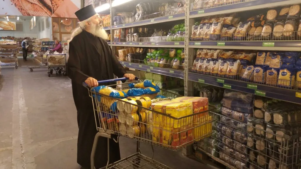Episcopul de Bălți a oferit ajutoare pentru 50 de familii cu posibilități materiale reduse din satele Republicii Moldova