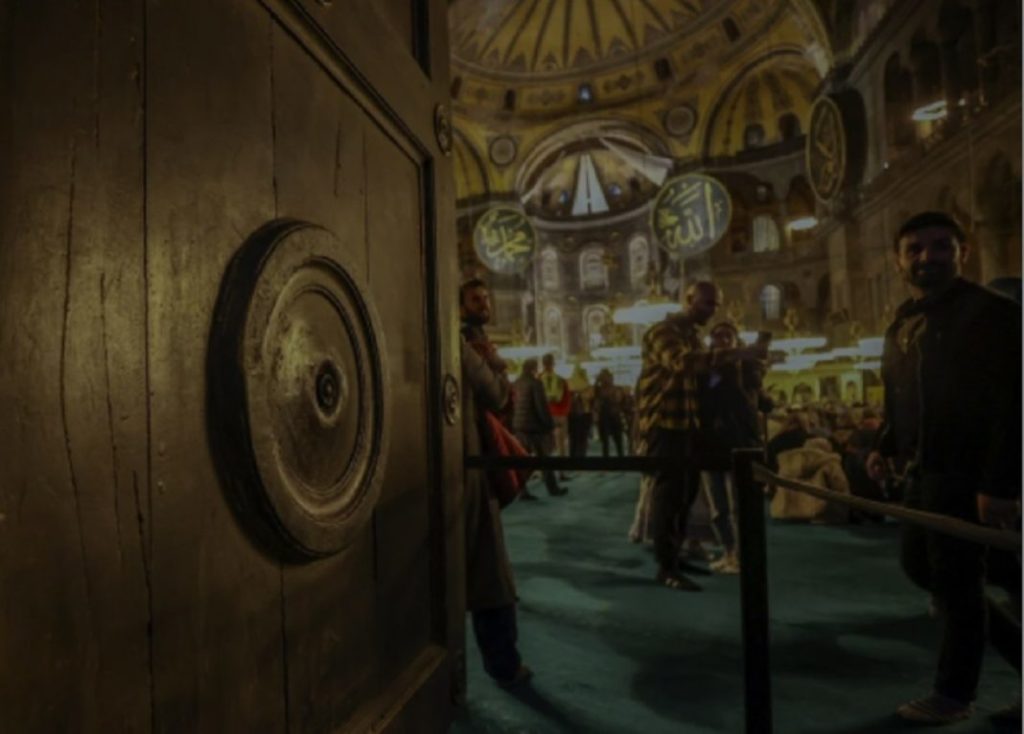 Τουρκικά μέσα προβάλουν ότι αποκαταστάθηκε η φθορά στην Αυτοκρατορική Πύλη – Παραμένει ο σάλος