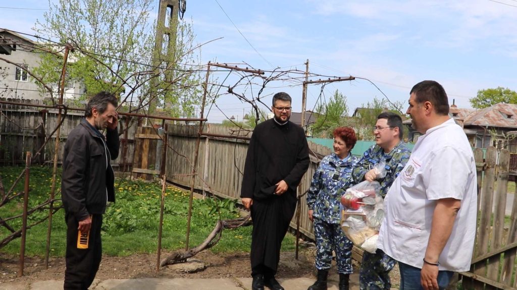 Familiile cu posibilități materiale reduse din trei parohii prahovene au primit ajutor de la voluntarii Catedralei Naţionale
