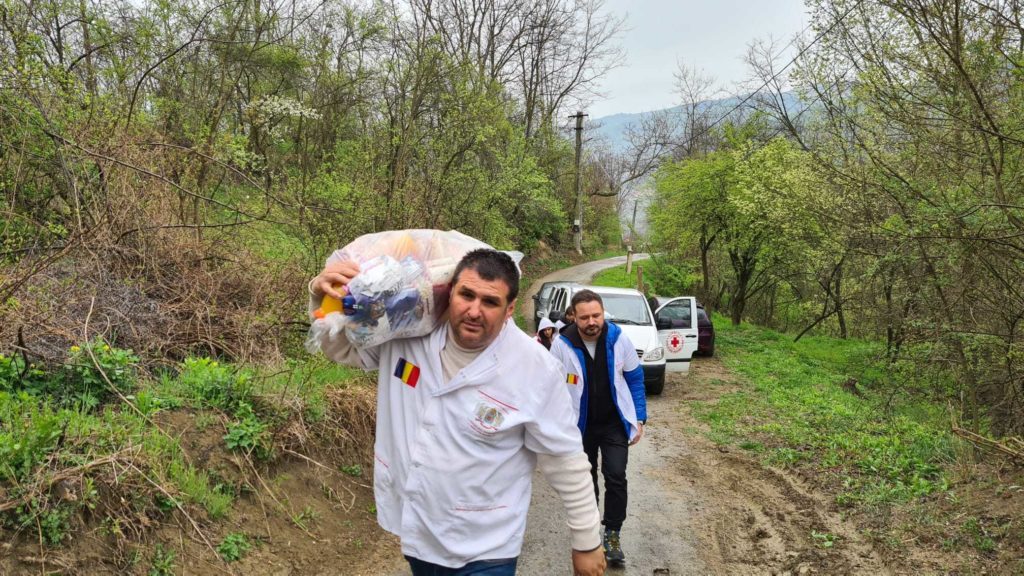 Voluntari de la Catedrala Națională și magistrați de la Tribunalul București au ajutat zeci de familii prahovene