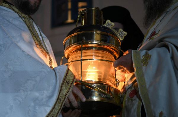 Σε επτά αεροδρόμια θα μεταφερθεί το Άγιο Φως το Μεγάλο Σάββατο μέσω της AEGEAN – Αναχωρεί σήμερα η ελληνική αποστολή
