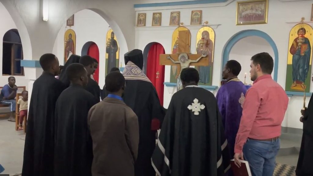 ΑΡΟΥΣΑ: Επίσκοπος και ιθαγενείς ψάλλουν το Σήμερον κρεμάται επί ξύλου (ΒΙΝΤΕΟ)