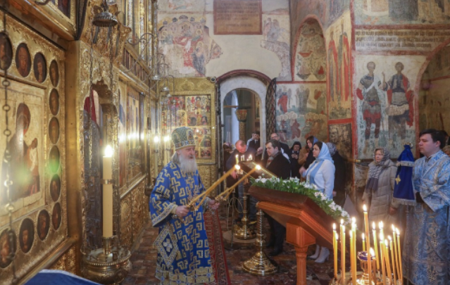 В праздник Благовещения председатель Синодального отдела по монастырям и монашеству совершил Литургию в Благовещенском соборе Московского Кремля