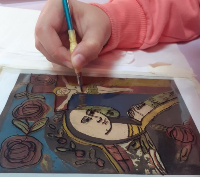 Ρουμανία: Προσφυγόπουλα μαθαίνουν να ζωγραφίζουν εικόνες σε γυαλί