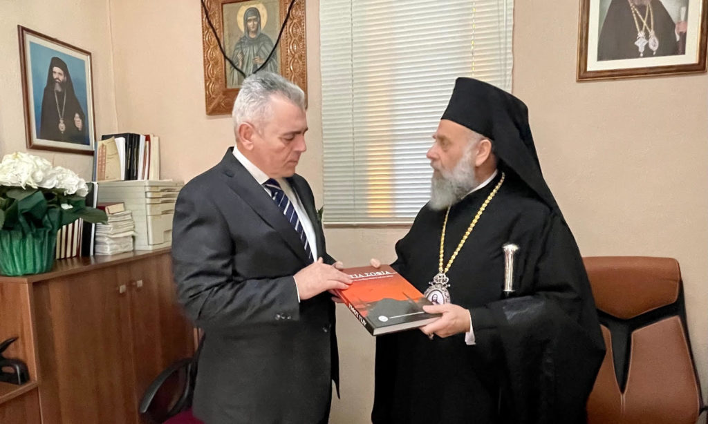 Στον Μητροπολίτη Θεσσαλιώτιδος ο τόμος για τους ναούς της Αγιά Σοφιάς ανά τον κόσμο