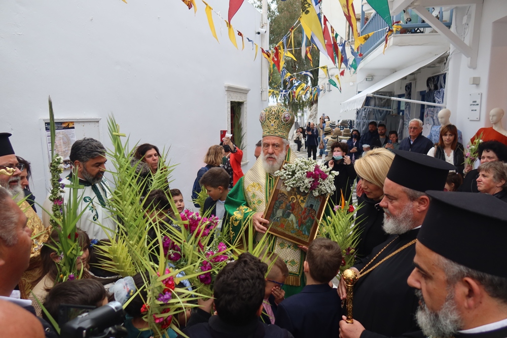 Οι Μυκόνιοι, πιστοί στις πατρώες παραδόσεις, εόρτασαν πανδήμως τη Βαϊοφόρο