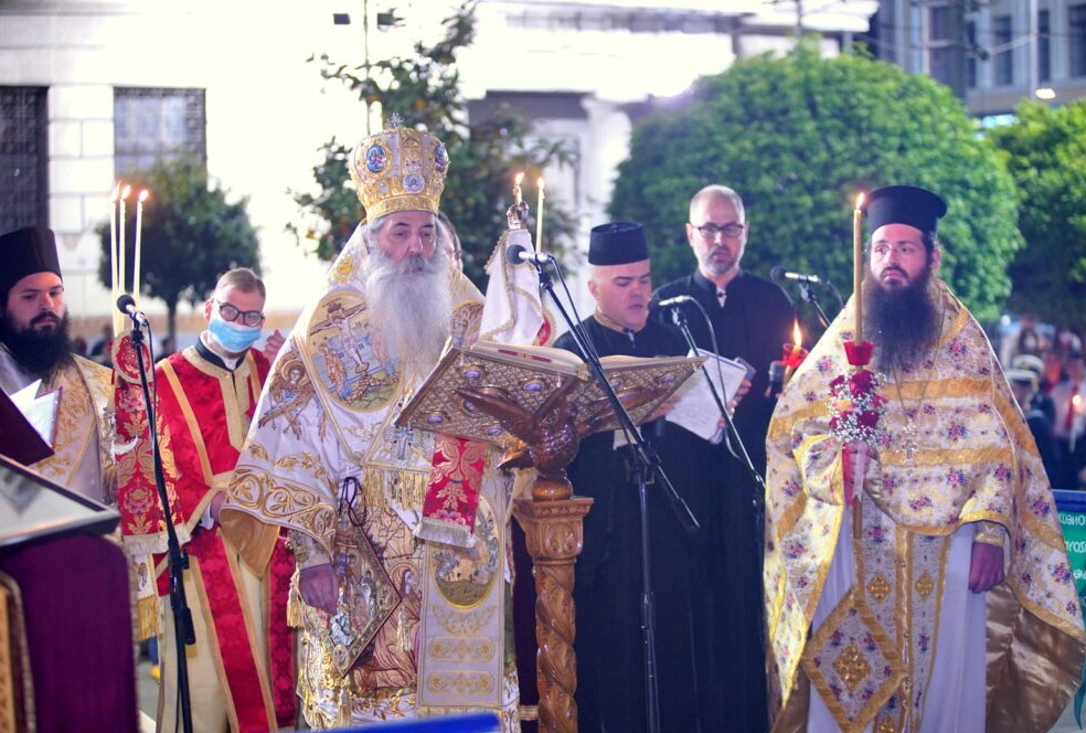 Η Ακολουθία της Ανάστασης και η Θεία Λειτουργία στον Καθεδρικό Ι.Ν. Αγ. Τριάδος Πειραιώς