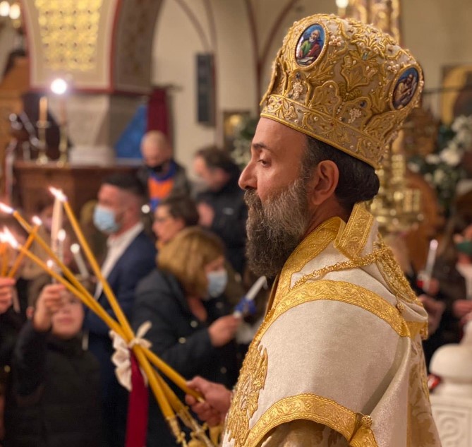 Η τελετή της Ανάστασης στον προαύλιο χώρο του Ι.Μ. Ναού Θήρας στο ξενοδοχείο Ατλαντίς