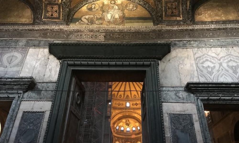 Η αδιαφορία για την Αγιά Σοφιά οδηγεί σε βανδαλισμούς – Έντονες αντιδράσεις για τις φθορές στην Αυτοκρατορική Πύλη