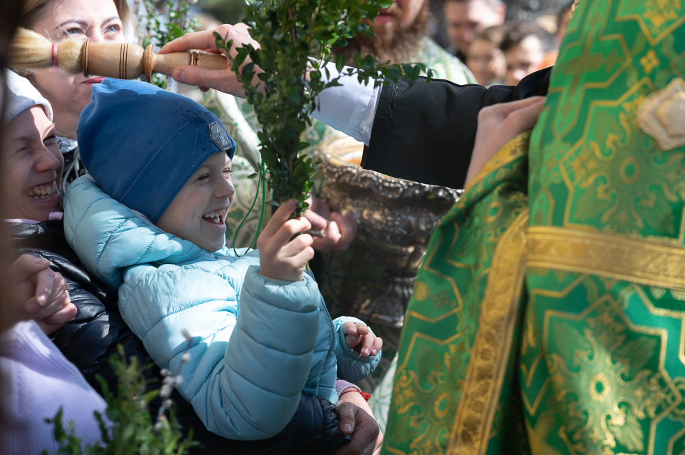 Πλήθος πιστών στη Βαρσοβία συνέρρευσε να λάβει τα βάϊα
