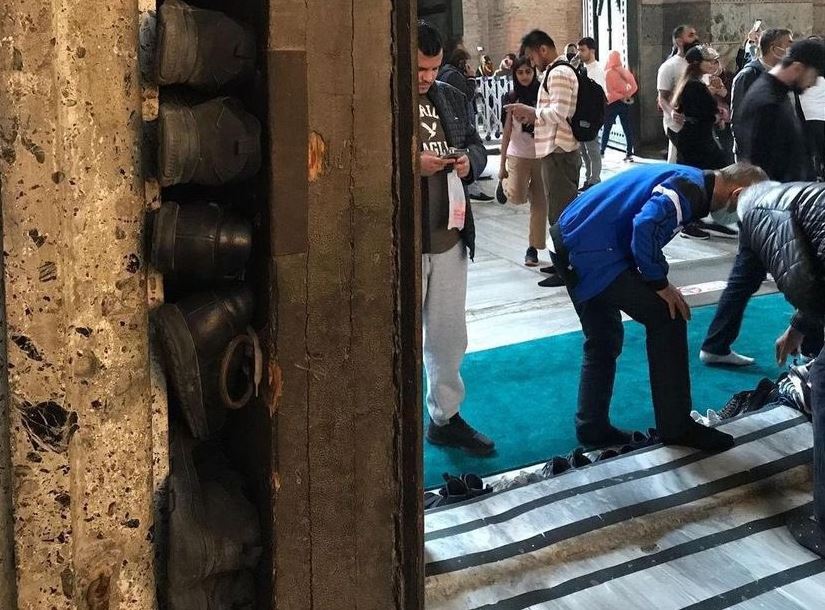 Νέες εικόνες ντροπής στην Αγία Σοφία με… παπούτσια σε εσοχές
