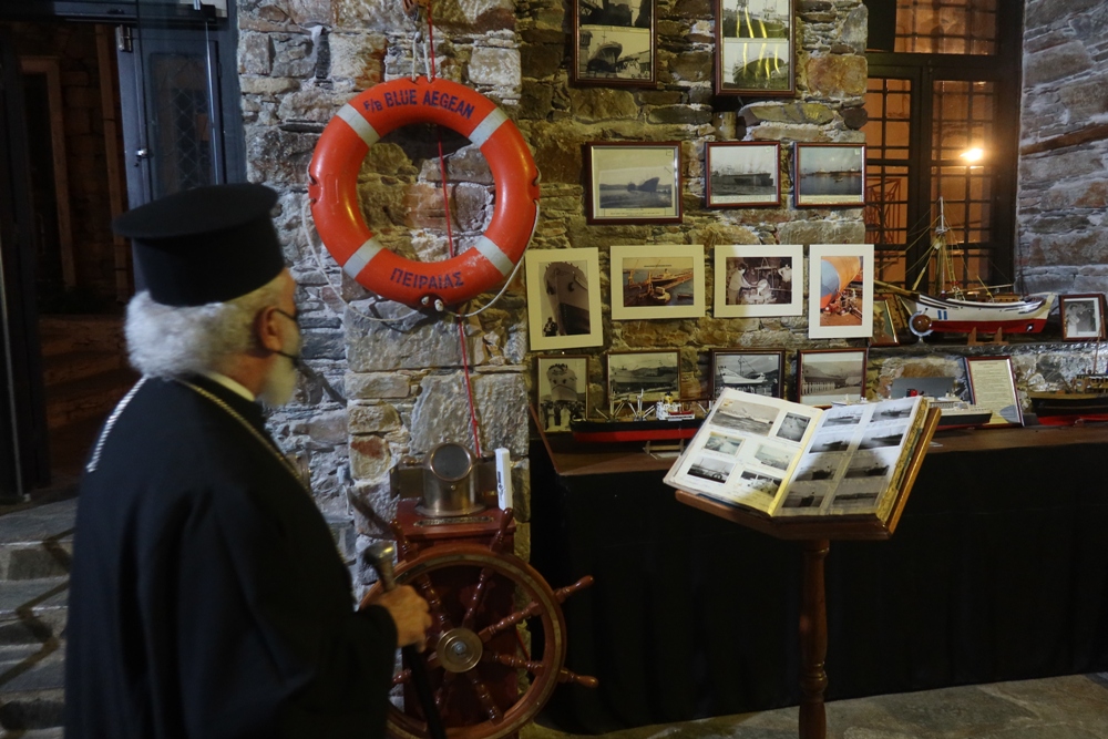 Στη Ναυτική Έκθεση του βετεράνου Συριανού Πλοιάρχου Μαμίδη ο Μητροπολίτης Σύρου