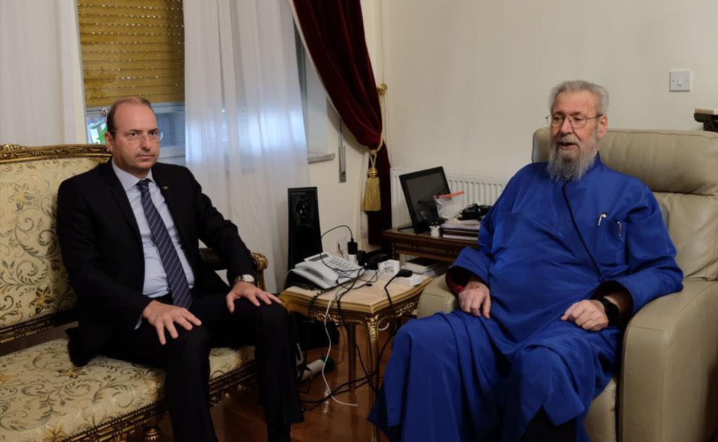 Στον Αρχιεπίσκοπο Κύπρου ο Υπουργός Άμυνας Χαράλαμπος Πετρίδης