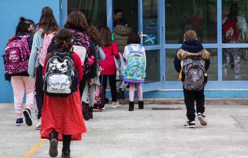 Πότε επιστρέφουν οι μαθητές στα σχολεία από τις διακοπές του Πάσχα