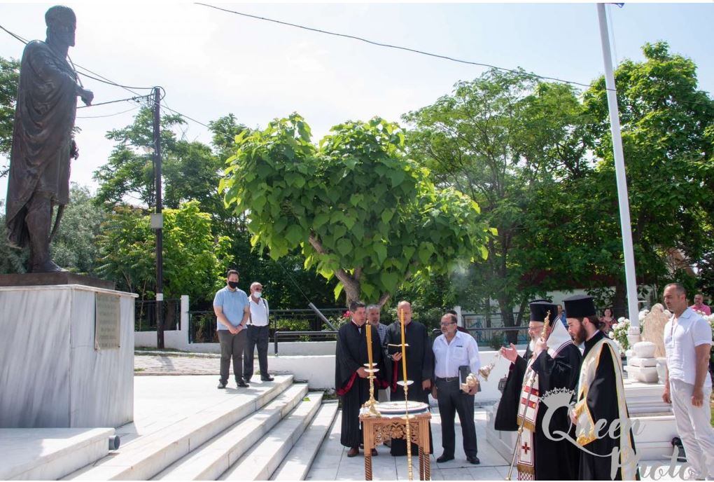 Τρισάγιο ενώπιον του ανδριάντα του Κωνσταντίνου Παλαιολόγου στο Διδυμότειχο