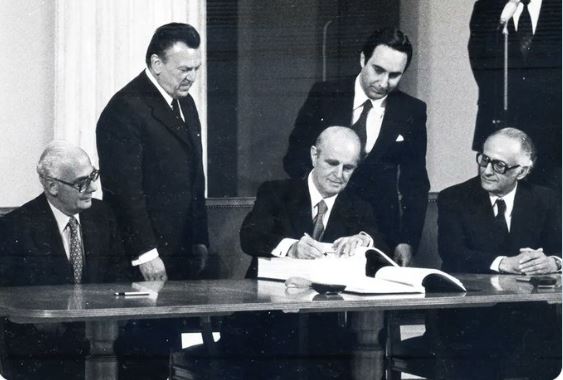 43 χρόνια πριν: Η υπογραφή της Συνθήκης Προσχώρησης της Ελλάδας στην ΕΟΚ- Μηνύματα από τον πολιτικό κόσμο