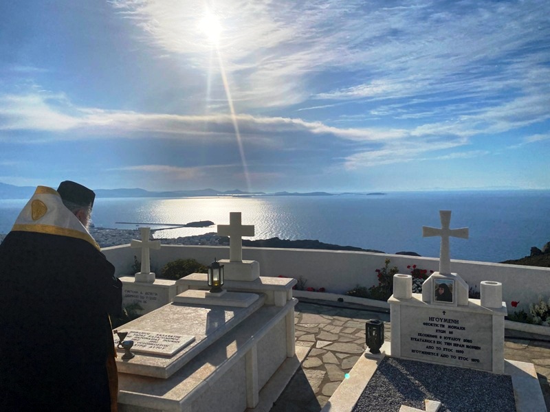 Τρισάγιο από τον Μητροπολίτη Παροναξίας