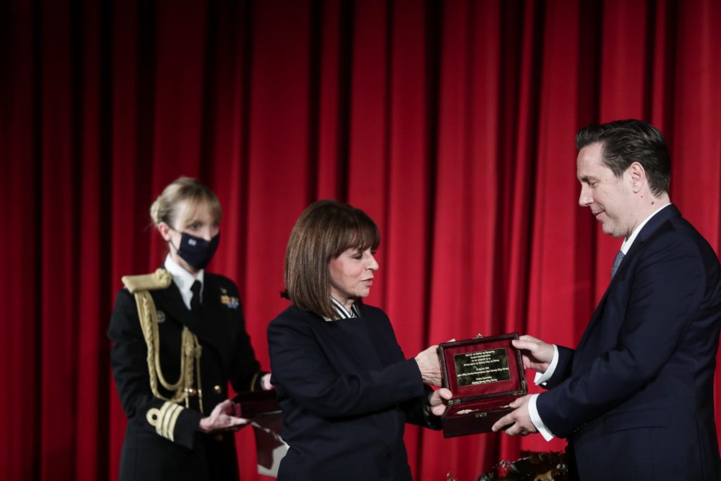 Ο Αρχιεπίσκοπος στην Ανακήρυξη της ΠτΔ σε Επίτιμη Δημότη Νάουσας