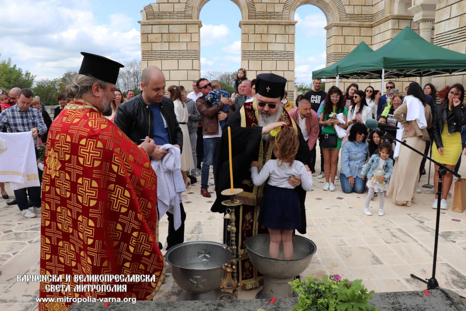 Ομαδική βάπτιση παιδιών και νέων στη Βουλγαρία