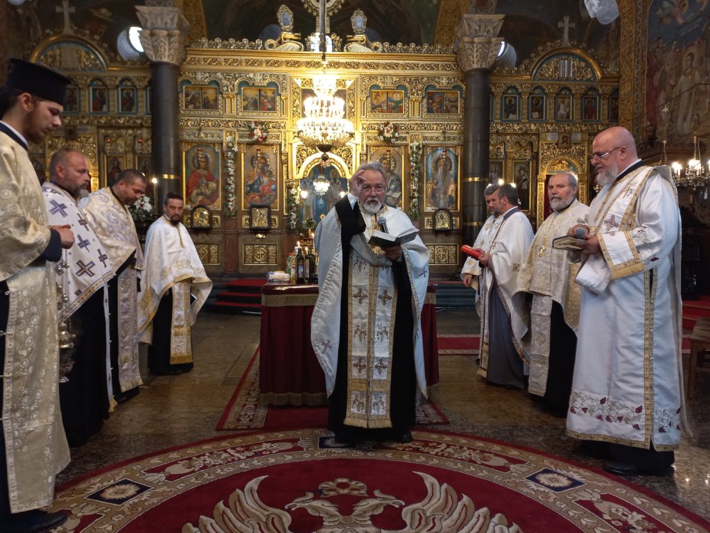 Празнична вечерня и маслосвет в катедралния храм „Св. вмчца Неделя“