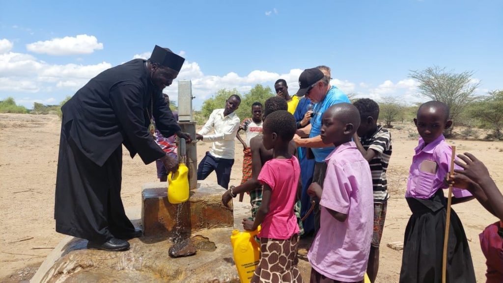 معونات غذائية على قبائل التوركانا في