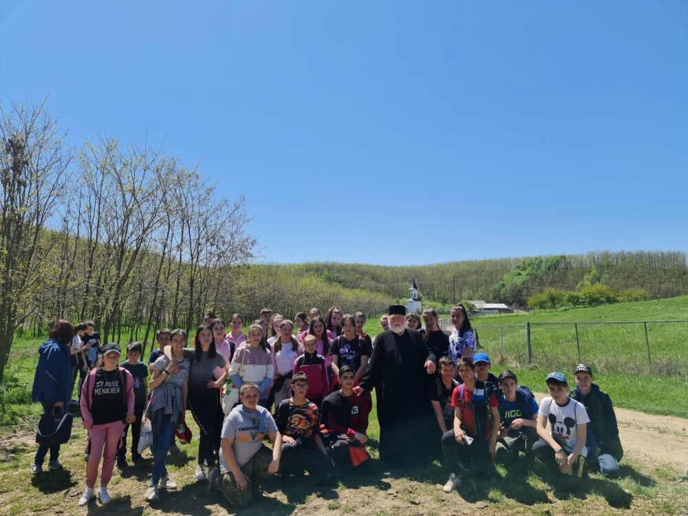 Ученици посадиха 3000 разсада за акация в Монастира Кърломанещи, Румъния