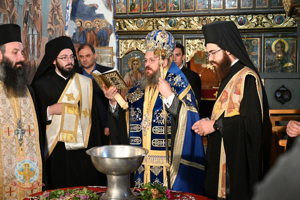 Архиерейско посещение за летния Никулден в пернишкото с. Расник