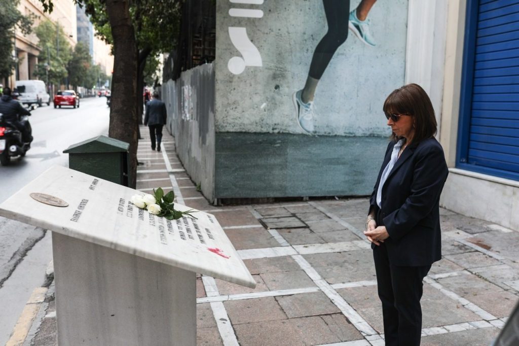 Η Πρόεδρος της Δημοκρατίας στο μνημείο θυμάτων της Marfin