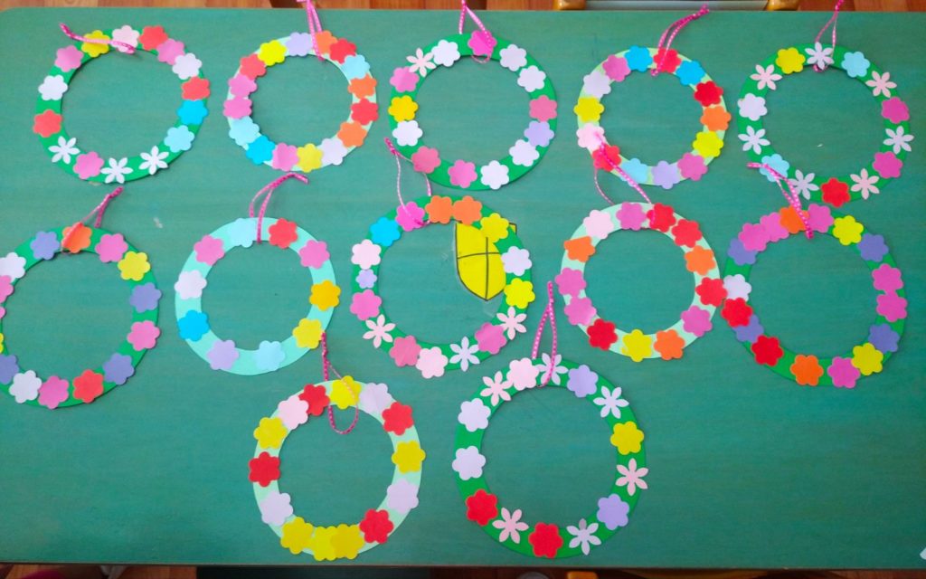 Tα παιδιά των βρεφονηπιακών σταθμών της Ιεράς Μητρόπολης Μαρωνείας με πρωτομαγιάτικα στεφάνια