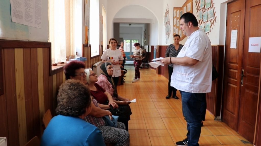Sănătate pentru sate: 90 de persoane din localitatea prahoveană Fântânele au primit consultaţii gratuite