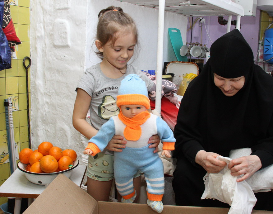 Сёстры Ново-Тихвинского монастыря исполнили мечты детей из сельской глубинки в ходе Пасхальной акции «Подарите детям праздник!»