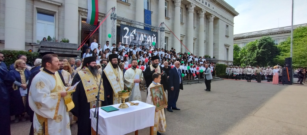 Остлужен бе тържествен молебен по повод 24 май в ПКСХП “Св. Александър Невски”