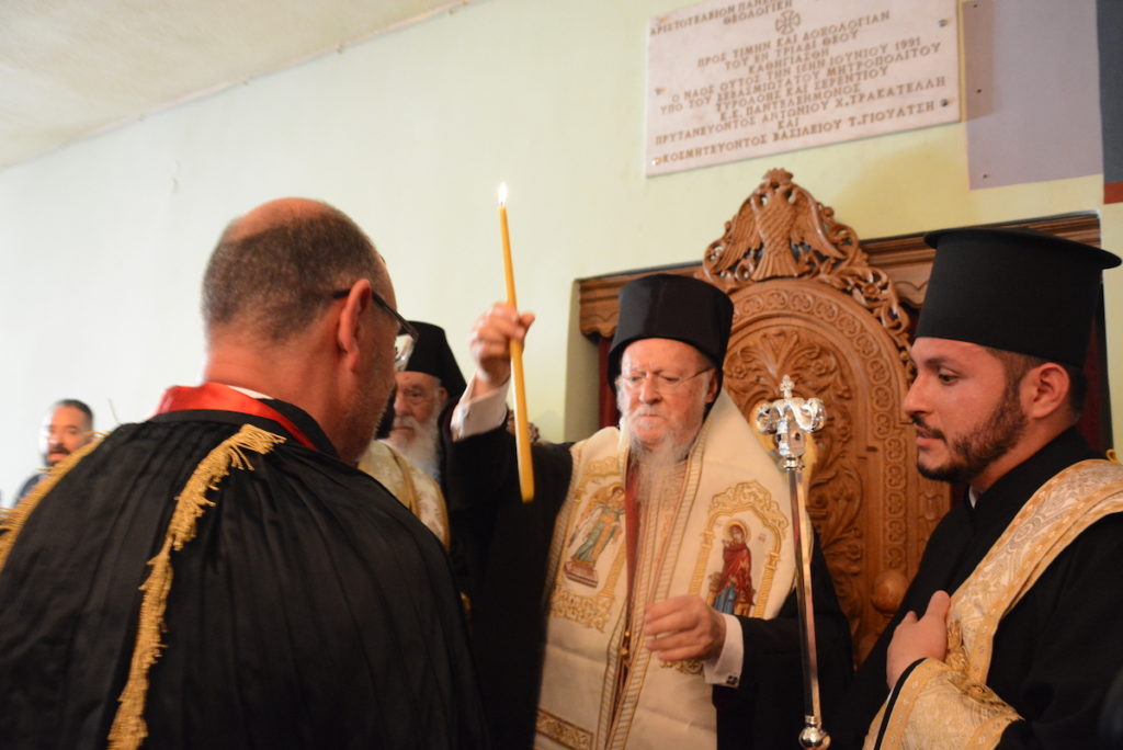 Ο Πατριάρχης χειροθέτησε οφφικιάλιο τον Κοσμήτορα της Θεολογικής του Α.Π.Θ. Χρυσόστομο Σταμούλη (video)