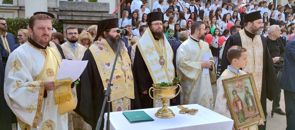 Премиерът помогна на колабирало дете, за разлика от намиращите се до него духовници на БПЦ