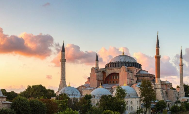 Hagia Sophia: They engrave names and hearts in the support column of the building (VIDEO)