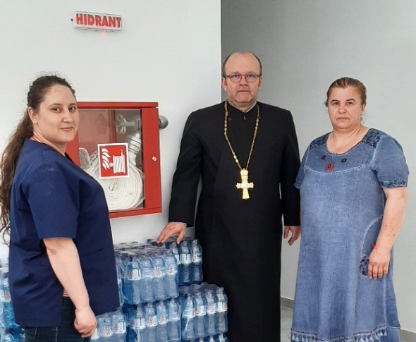 Над 600 бутилки вода дари Архиепископията на Търговище за възрастни хора