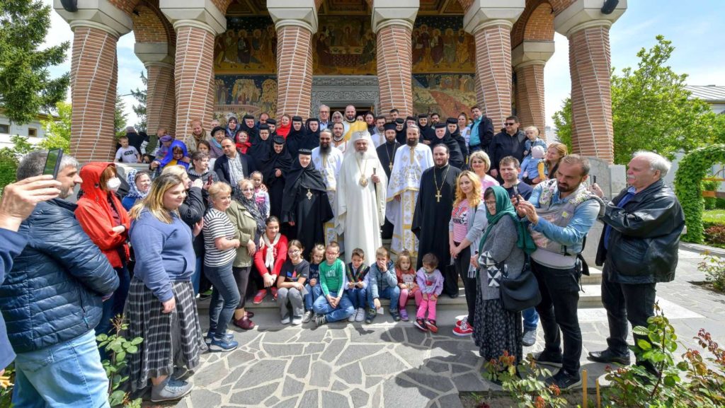Patriarhul Daniel: Mironosițele reprezintă pe femeile care merg la icoana lui Hristos și Îi cer ajutor să prăvălească pietre grele