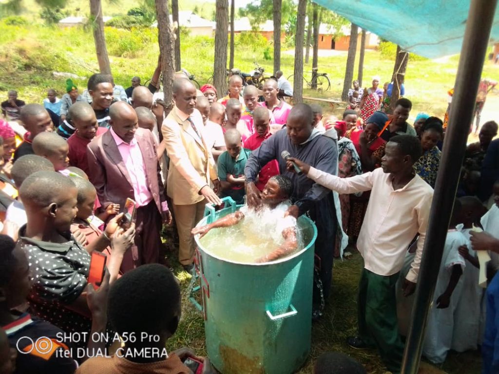 61 βαπτίσεις και κατηχήσεις στην Τανζανία