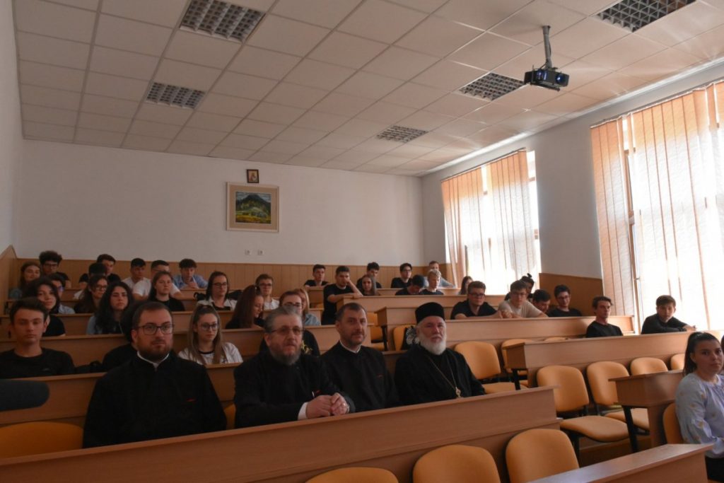 Activitate religios-educativă cu tinerii tulceni