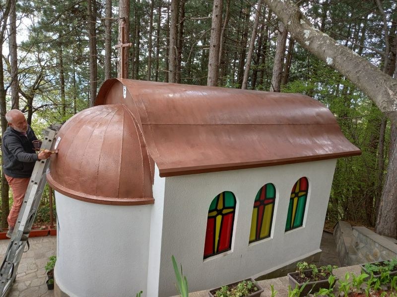 Българи от Чикаго и Лондон възстановиха покрива на приказен параклис край Карлово