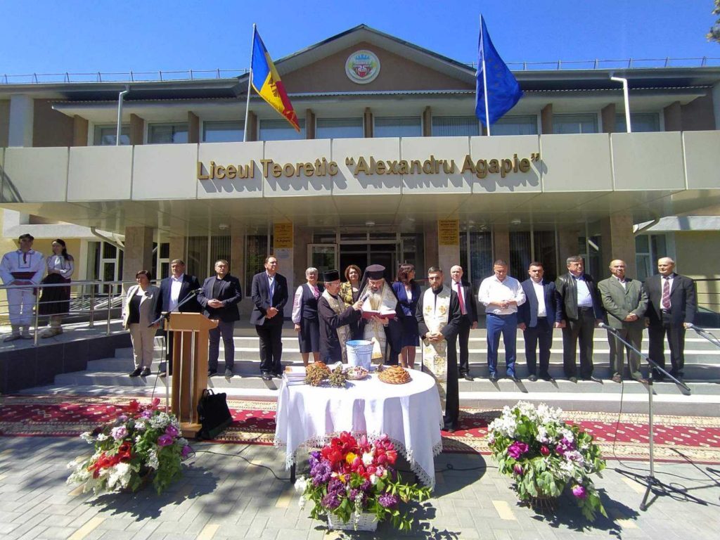 După aproape trei ani de lucrări, Liceul „Alexandru Agapie” din Pepeni a fost binecuvântat de Episcopul Antonie