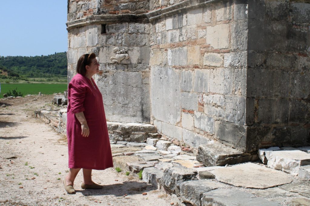 Greek culture minister Mendoni continues tour of southern Albania; received by Metropolitan of Gjirokaster Demetrios