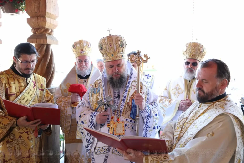 Romanian Metropolitan Nicolae of the Americas consecrates wooden church in Long Valley, New Jersey