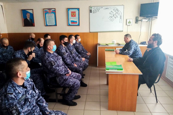 Священнослужитель Свято-Тихоновского храма Казани встретился с сотрудниками полиции