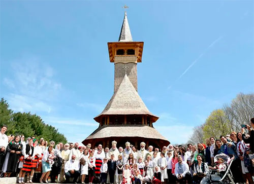 В США освятили деревянный румынский храм