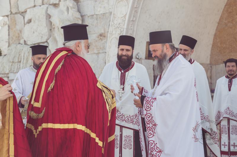 Ο Μητροπολίτης Κερκύρας στον τάφο του μακαριστού Αμφιλόχιου στην Ποντγκόριτσα